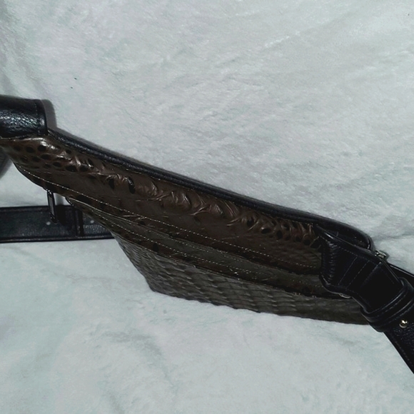 Thomas Leathers The DAZ (Double Angled Zipper) Crossbody Bag - Picture 6 of 16